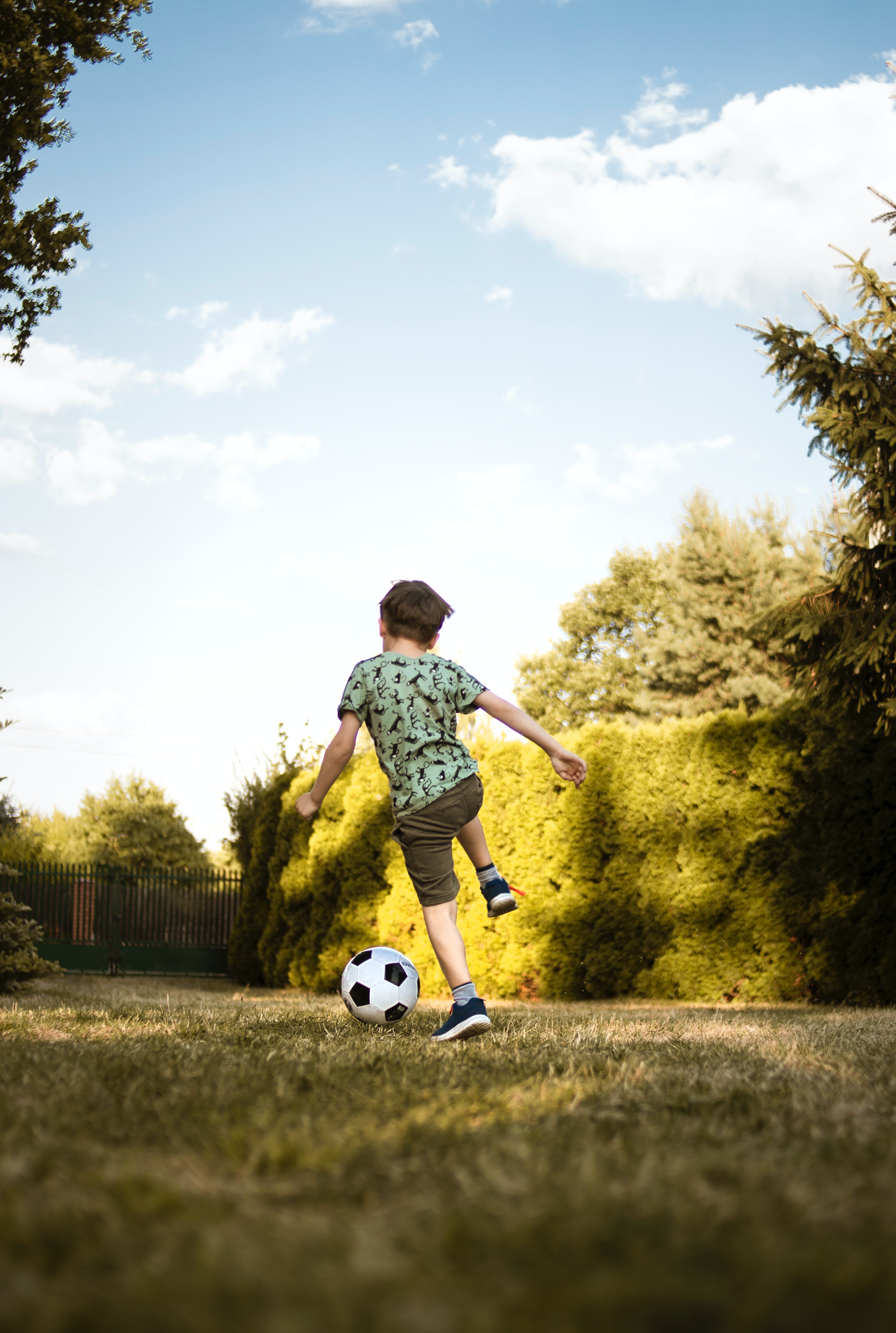 photo d'enfant jouant au ballon